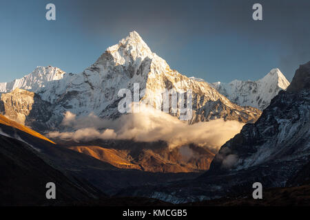 Ama Dablam (6856m) picco vicino al villaggio di dingboche nel khumbu area del Nepal, sul sentiero che conduce al campo base Everest. Foto Stock