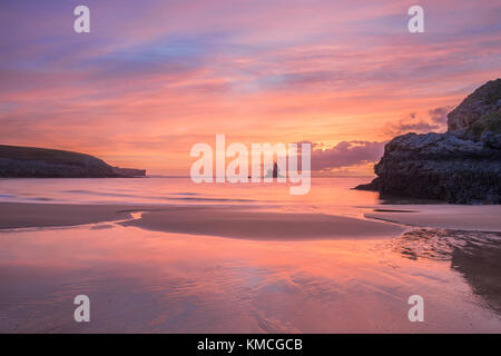 Sunrise landsdcape di idilliaci broadhaven Bay beach Il Pembrokeshire Coast in Galles Foto Stock