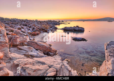 Il sorgere del sole in spiaggia kolymbithres di paros Island, Grecia Foto Stock