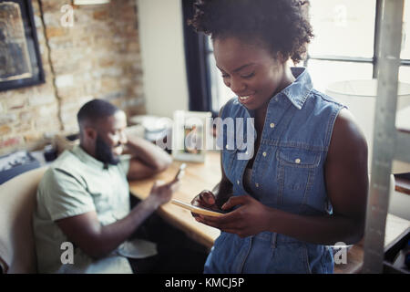 Donna texting con smart phone Foto Stock