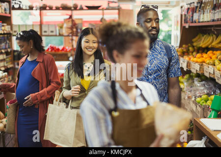 La gente che acquista in un negozio di alimentari Foto Stock