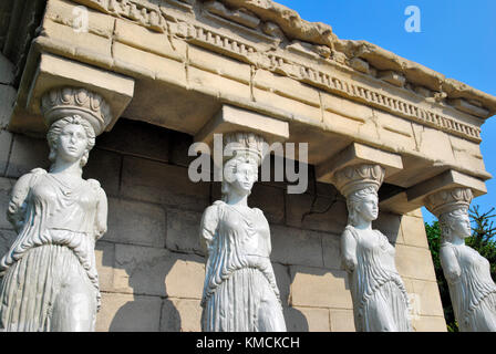 Femmina bianca di statue di eretteo tempio contro un cielo blu di sfondo, che simboleggia la cultura, patrimonio di tradizione e storia. Foto Stock