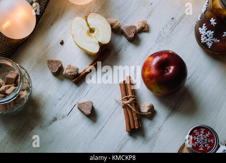 Le mele rosse e bastoncini di cannella Foto Stock