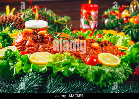 Tavola di Natale a cena con arrosti di carni rosse decorate in stile natalizio con bicchieri di champagne. Ringraziamento di sfondo Foto Stock