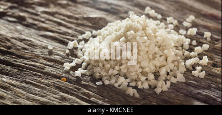 Sale grigio dell'Oceano Atlantico impostato sul vecchio tavolo in legno. Vista ravvicinata con i dettagli. Foto Stock