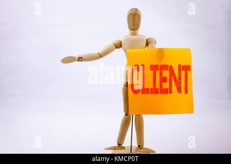 Mano concettuale di scrittura di testo Didascalia ispirazione mostra client concetto di business per clienti business su una nota adesiva di scultura con sfondo Foto Stock