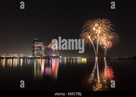 Celebrazione della UAE Giornata Nazionale con fuochi d'artificio sopra la città del Festival di distretto. Dubai, Emirati Arabi Uniti. Foto Stock