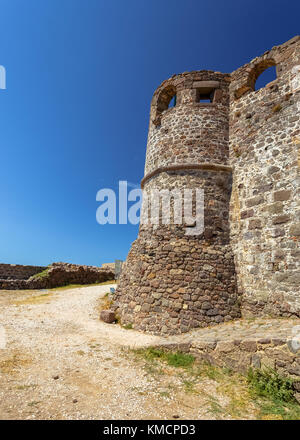 Le mura del castello di molivos contro un cielo chiaro sulla parte nord di Lesbo, la seconda più grande e più importante fortezza nell'isola Foto Stock