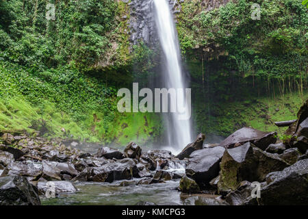 La cascata di fortuna vista dal basso in Costa Rica Foto Stock