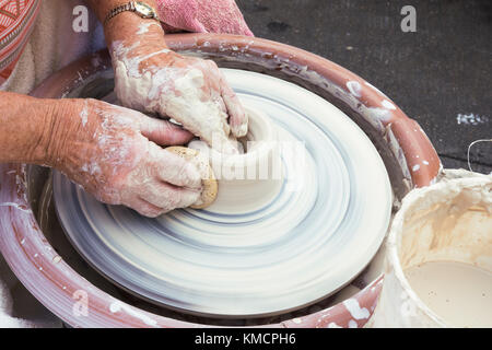 Le mani di una donna più anziana di gettare in ceramica su ceramica ruota Foto Stock