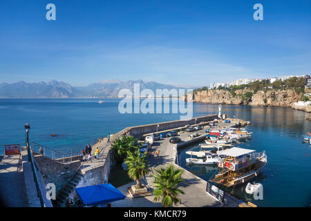 Barche presso il porto, la città vecchia di Kaleici, Antalya, riviera turca, Turchia Foto Stock