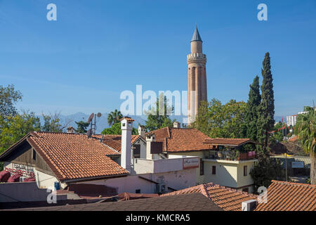 Minareto Yivli a Kaleici, la città vecchia di Antalya, riviera turca, Turchia Foto Stock