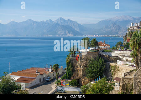 Costa del paesaggio con i monti Taurus, vista dalla città vecchia di Kaleici, Antalya, riviera turca, Turchia Foto Stock