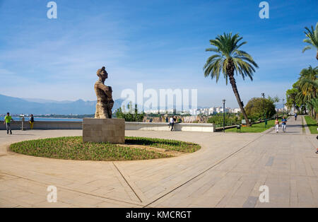 La scultura al lungomare di Parco Karaalioglu, old town Kaleici, Antalya, riviera turca, Turchia Foto Stock