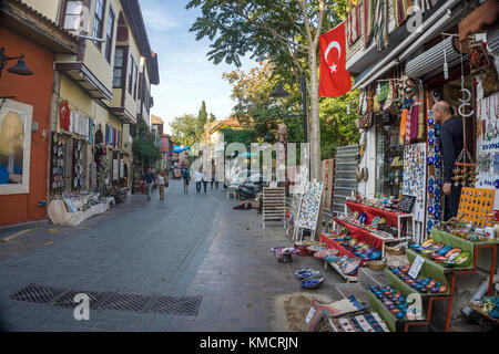 Bazaar, negozi di souvenir in un vicolo della città vecchia di Kaleici, Antalya, riviera turca, Turchia Foto Stock