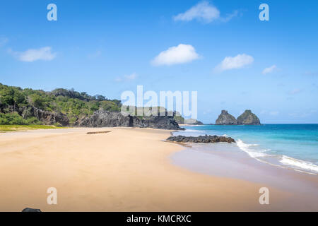 Morro Dois Irmaos e americano (spiaggia Praia do americano) - Fernando de Noronha, Pernambuco, Brasile Foto Stock