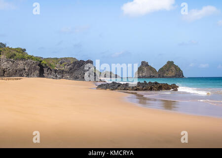 Morro Dois Irmaos e americano (spiaggia Praia do americano) - Fernando de Noronha, Pernambuco, Brasile Foto Stock