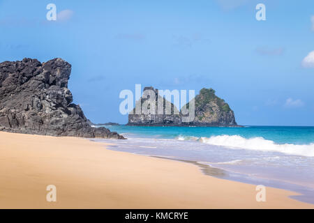 Morro Dois Irmaos e americano (spiaggia Praia do americano) - Fernando de Noronha, Pernambuco, Brasile Foto Stock