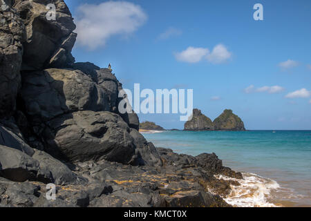 Morro Dois Irmaos e americano (spiaggia Praia do americano) - Fernando de Noronha, Pernambuco, Brasile Foto Stock