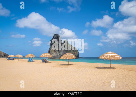 Ombrelloni da spiaggia a cacimba do padre e la spiaggia di Morro Dois Irmaos - Fernando de Noronha, Pernambuco, Brasile Foto Stock