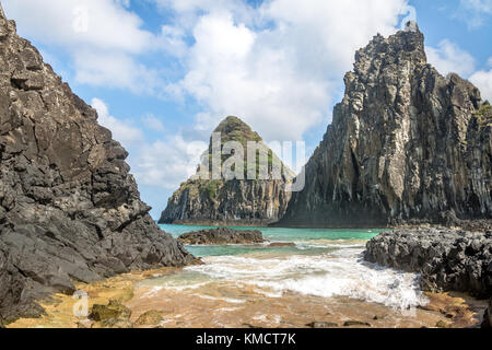 Morro Dois Irmaos a cacimba do padre spiaggia - Fernando de Noronha, Pernambuco, Brasile Foto Stock