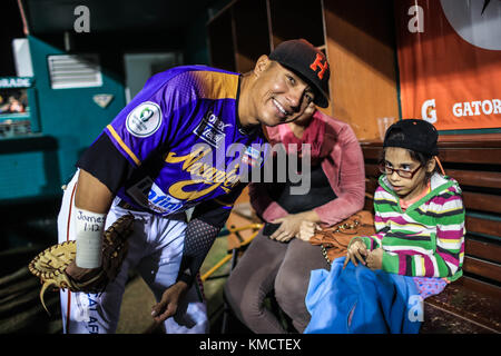 Bambini con problemi fisici di nascita come la sindrome di Down, paralisi cerebrale e altre malattie motorie del corpo, hanno visitato stasera giocatori professionisti di baseball della squadra arancione di Hermosillo appartenente alla Lega messicana del Pacifico. Così la ragazza María Guadalupe Gutierrez Serna, 8 anni, visitò per la prima volta lo Stadio di sonora accompagnato dalla madre Belem Sarahí Serna Bush. Hanno partecipato anche Ricardo Gutiérrez Balderrama, 20 anni, e Moises Barceló, 13 che erano nella casa di rondò e la cerimonia. Playball con il rilascio della prima palla. Foto Stock