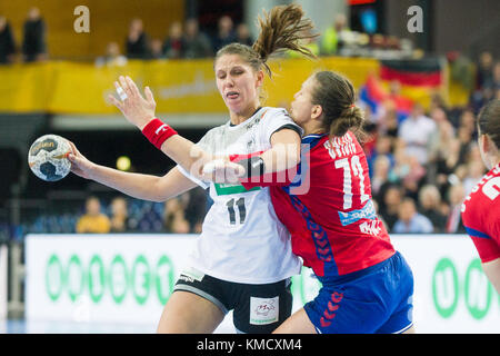 Lipsia, Germania. 5 dicembre 2017. Xenia SMITS (li., GER) contro Dragana CVIJIC (SRB), Aktion, duelli, Vorrunde Gruppe D, Germania (GER) - Serbien (SRB) 22:22, AM 05.12.2017 a Lipsia/Germania. Handball Weltmeisterschaft der Frauen in Germania 2017, vom 01.12. - 17.12.2017. |utilizzo del credito mondiale: dpa/Alamy Live News Foto Stock