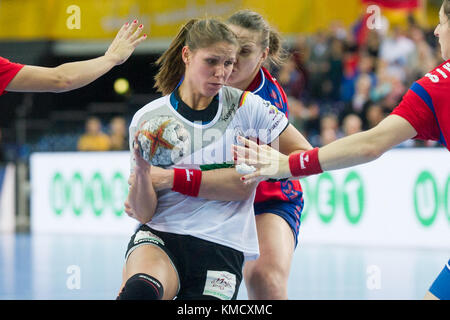 Lipsia, Germania. 5 dicembre 2017. Xenia SMITS (li., GER) contro Dragana CVIJIC (SRB), Aktion, duelli, Vorrunde Gruppe D, Germania (GER) - Serbien (SRB) 22:22, AM 05.12.2017 a Lipsia/Germania. Handball Weltmeisterschaft der Frauen in Germania 2017, vom 01.12. - 17.12.2017. |utilizzo del credito mondiale: dpa/Alamy Live News Foto Stock