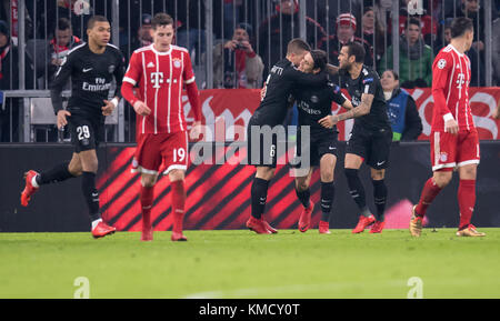 Monaco, Germania. 5 dicembre 2017. Kylian Mbappe (L-R), Marco Verratti, Edinson Cavani e Dani Alves di Parigi applaudono per il punteggio di 1-2 durante la partita di Champions League tra Bayern Monaco e Paris St. Germain all'Allianz Arena di Monaco, Germania, 5 dicembre 2017. Crediti: Andreas Gebert/dpa/Alamy Live News Foto Stock