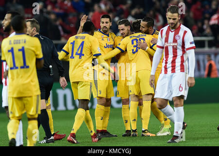 Federico Bernardeschi (C) della Juventus festeggia con i compagni di squadra dopo aver segnato durante una partita di calcio del gruppo D, UEFA Champions League tra Olympiakos e Juventus allo stadio Karaiskaki nel Pireo, vicino ad Atene, il 5 dicembre 2017. Foto: Angelos Tzortzinis/dpa Foto Stock