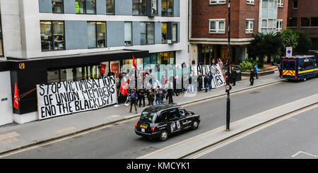 Londra, Regno Unito. 6 dicembre, 2017. Blacklister contestatori dimostravano presso gli uffici di Skanska, che occupa la zona reception, come parte di una giornata di azione per una pubblica inchiesta nella lista nera. Credito: David Rowe/Alamy Live News Foto Stock