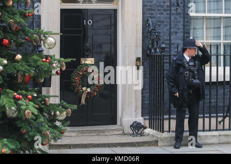 Londra, Regno Unito. 6 dicembre, 2017. british la sicurezza e i servizi di intelligence hanno sventato tenute a soffiare fino alle porte di Downing street e assassinare il Primo ministro theresa maggio. il terrore dei sospetti naa'imur zakariyah rahman, 20 e mohammed aqib Imran, 21, sono accusati di tracciatura di un attacco a Downing Street per uccidere il primo ministro britannico Theresa Maggio Foto Stock