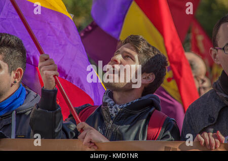 Madrid, Spagna. 06 Dic, 2017. Centinaia di cittadini a Madrid hanno protestato contro la monarchia per chiedere la proclamazione della Terza Repubblica in Spagna. Credito: Lora Grigorova/Alamy Live News Foto Stock