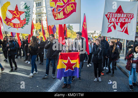 Madrid, Spagna. 06 Dic, 2017. Madrid 6 dicembre 2017 ala sinistra repubblicana manifestanti spagnola contro il re di Spagna Credito: Alberto Ramírez Sibaja/Alamy Live News Foto Stock