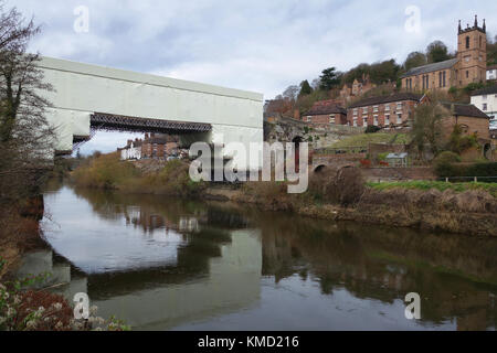 Shropshire, Regno Unito. 06 Dic, 2017. Avvolto per l'inverno... La famosa in tutto il mondo Ironbridge nello Shropshire è stato imballato restringibilmente in un rivestimento di materiale plastico mentre un £ 1,2 milioni di progetto di restauro intrapreso dalla tradizione inglese. Nel mondo il primo ponte di ferro fu completata nel 1779 e aperto al traffico nel 1801. È diventato un Sito Patrimonio Mondiale dell'Unesco nel 1986. Credito: David Bagnall/Alamy Live News Foto Stock