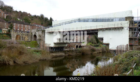 Shropshire, Regno Unito. 06 Dic, 2017. Avvolto per l'inverno... La famosa in tutto il mondo Ironbridge nello Shropshire è stato imballato restringibilmente in un rivestimento di materiale plastico mentre un £ 1,2 milioni di progetto di restauro intrapreso dalla tradizione inglese. Nel mondo il primo ponte di ferro fu completata nel 1779 e aperto al traffico nel 1801. È diventato un Sito Patrimonio Mondiale dell'Unesco nel 1986. Credito: David Bagnall/Alamy Live News Foto Stock