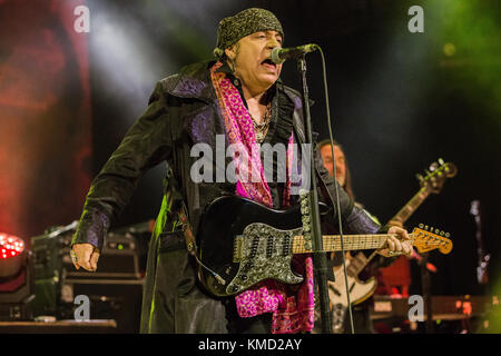 Milano Italia. 05 dicembre 2017. Il musicista americano e attore Stevie Van Zandt che spesso va dallo stadio di nomi poco Steven con i suoi discepoli di anima si esibisce dal vivo sul palco all'Alcatraz durante il 'Soulfire Tour 2017' Credit: Rodolfo Sassano/Alamy Live News Foto Stock