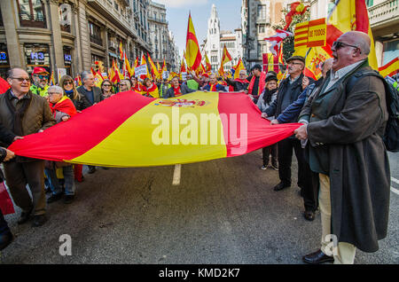 Barcellona, catalogna, Spagna. 6 dicembre 2017. Un gruppo di manifestanti ha visto portare una grande bandiera spagnola. La Spagna celebra oggi il 39 anniversario della sua Costituzione. Quest'anno, la celebrazione coincide con la campagna elettorale per le elezioni regionali in Catalogna. Quindi, con il dibattito sull'indipendenza come fulcro della campagna elettorale, contrariamente al blocco costituzionale dell'indipendenza catalana, è andato in strada per riaffermare l'unità spagnola. Crediti: Paco Freire/SOPA/ZUMA Wire/Alamy Live News Foto Stock