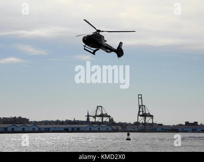 New York, Stati Uniti. 3 novembre 2017. Un elicottero utilizzato per i voli turistici vola a New York, Stati Uniti, 3 novembre 2017. Crediti: Johannes Schmitt-Tegge/dpa/Alamy Live News Foto Stock