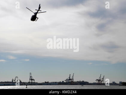 New York, Stati Uniti. 3 novembre 2017. Un elicottero utilizzato per i voli turistici vola a New York, Stati Uniti, 3 novembre 2017. Crediti: Johannes Schmitt-Tegge/dpa/Alamy Live News Foto Stock
