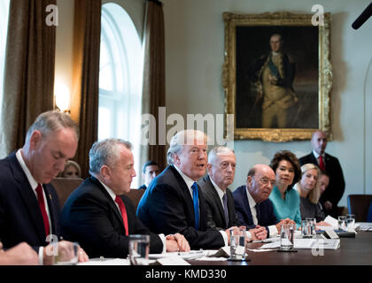 Washington DC, Stati Uniti. 06th dicembre 2017. Il presidente degli Stati Uniti Donald J. Trump parla alla stampa durante una riunione del Gabinetto alla Casa Bianca il 6 dicembre 2017 a Washington, DC Credit: Kevin Dietsch/Pool via CNP /MediaPunch Credit: MediaPunch Inc/Alamy Live News Foto Stock