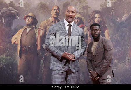 Berlino, Germania. 6 dicembre 2017. Gli attori Dwayne Johnson (L) e Kevin Hart partecipano alla prima tedesca del film "Jumanji: Welcome to the Jungle" a Berlino, Germania, il 6 dicembre 2017. Crediti: Jörg Carstensen/dpa/Alamy Live News Foto Stock