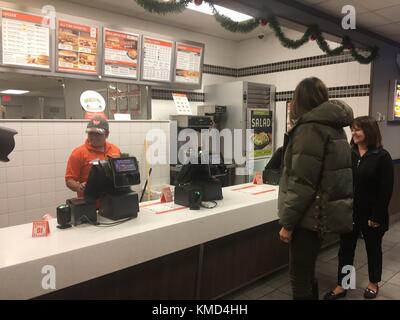 Texas, Stati Uniti. 6 dicembre 2017. La First Lady degli Stati Uniti Melania Trump e Karen Pence, a destra, effettua un ordine al Whataburger durante una pausa pranzo il 6 dicembre 2017 a Corpus Christi, Texas. Le due mogli stanno visitando le vittime dell'uragano Harvey in Texas per controllare gli sforzi di recupero. Crediti: Planetpix/Alamy Live News Foto Stock