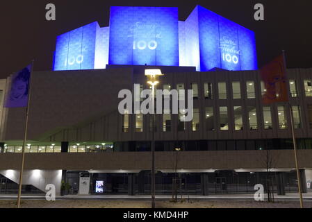 Helsinki, Finlandia. 6 dicembre, 2017. Finlandia Hall decorata in blu speciale e il colore bianco luce come parte della celebrazione del centenario dell'indipendenza della Finlandia. Credito: Mikko Palonkorpi/Alamy Live News. Foto Stock