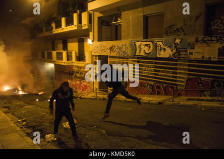 Atene, Grecia. 6 dicembre 2017. Un manifestante che lancia una bomba molotov durante le rivolte tra manifestanti e polizia greca per il 9° anniversario dall'uccisione di uno studente delle superiori Alexis Grigoropoulos da parte di un ufficiale di polizia nella zona di Exarcheia ad Atene, Grecia crediti: Demetrios Ioannou/ZUMA Wire/Alamy Live News Foto Stock