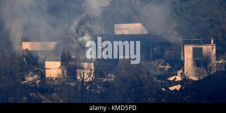 6 dicembre 2017. I vigili del fuoco bel-Air CA. Hanno corso verso un rapido incendio scoppiato mercoledì mattina presto nei pressi dello Skirball Center nel passo Sepulveda. La superstrada 405 in direzione nord è stata chiusa per diverse ore e ha bruciato almeno quattro case nella zona di bel-Air, nota per le sue residenze multimilionarie. L'incendio di Skirball era alle 4:52 del mattino sul lato est della superstrada e crebbe rapidamente a 150 acri entro le 10 del mattino mentre gli equipaggi stavano lavorando contro venti da 15 a 25 miglia orarie. Alle 15:00, l'incendio era cresciuto fino a 475 acri. Foto di Gene Blevins/LA DailyNews/ZumaPress credito: Gene Blevins/ZUMA Wire/Alamy Live News Foto Stock