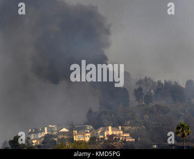 6 dicembre 2017. I vigili del fuoco bel-Air CA. Hanno corso verso un rapido incendio scoppiato mercoledì mattina presto nei pressi dello Skirball Center nel passo Sepulveda. La superstrada 405 in direzione nord è stata chiusa per diverse ore e ha bruciato almeno quattro case nella zona di bel-Air, nota per le sue residenze multimilionarie. L'incendio di Skirball era alle 4:52 del mattino sul lato est della superstrada e crebbe rapidamente a 150 acri entro le 10 del mattino mentre gli equipaggi stavano lavorando contro venti da 15 a 25 miglia orarie. Alle 15:00, l'incendio era cresciuto fino a 475 acri. Foto di Gene Blevins/LA DailyNews/ZumaPress credito: Gene Blevins/ZUMA Wire/Alamy Live News Foto Stock