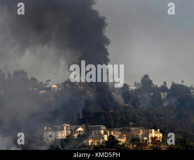 6 dicembre 2017. I vigili del fuoco bel-Air CA. Hanno corso verso un rapido incendio scoppiato mercoledì mattina presto nei pressi dello Skirball Center nel passo Sepulveda. La superstrada 405 in direzione nord è stata chiusa per diverse ore e ha bruciato almeno quattro case nella zona di bel-Air, nota per le sue residenze multimilionarie. L'incendio di Skirball era alle 4:52 del mattino sul lato est della superstrada e crebbe rapidamente a 150 acri entro le 10 del mattino mentre gli equipaggi stavano lavorando contro venti da 15 a 25 miglia orarie. Alle 15:00, l'incendio era cresciuto fino a 475 acri. Foto di Gene Blevins/LA DailyNews/ZumaPress credito: Gene Blevins/ZUMA Wire/Alamy Live News Foto Stock