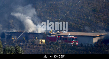 6 dicembre 2017. I vigili del fuoco della città di bel-Air CA. LA cercano di salvare un edificio di deposito di una cantina che è proprietà del miliardario Rupert Murdoch Wednesday. L'incendio di Skirball era alle 4:52 del mattino sul lato est della superstrada e crebbe rapidamente a 150 acri entro le 10 del mattino mentre gli equipaggi stavano lavorando contro venti da 15 a 25 miglia orarie. Alle 15:00, l'incendio era cresciuto fino a 475 acri. Foto di Gene Blevins/LA DailyNews/Zuma Press Credit: Gene Blevins/ZUMA Wire/Alamy Live News Foto Stock