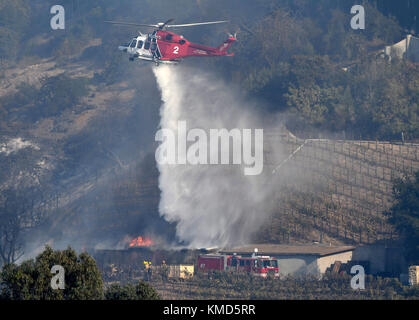 6 dicembre 2017. I vigili del fuoco della città di bel-Air CA. LA cercano di salvare un edificio di deposito di una cantina che è proprietà del miliardario Rupert Murdoch Wednesday. L'incendio di Skirball era alle 4:52 del mattino sul lato est della superstrada e crebbe rapidamente a 150 acri entro le 10 del mattino mentre gli equipaggi stavano lavorando contro venti da 15 a 25 miglia orarie. Alle 15:00, l'incendio era cresciuto fino a 475 acri. Foto di Gene Blevins/LA DailyNews/Zuma Press Credit: Gene Blevins/ZUMA Wire/Alamy Live News Foto Stock